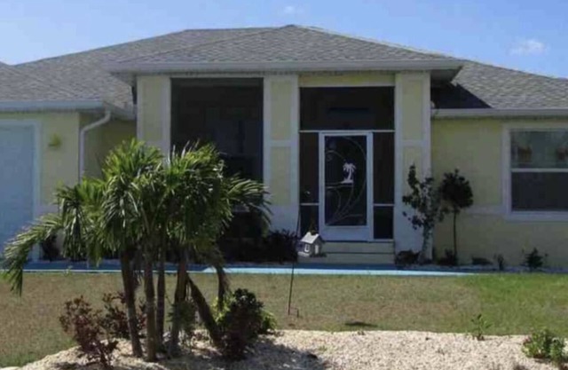 Spacious bungalow with 5 bedrooms and WiFi, AC in welcoming Port Charlotte