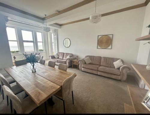 Spacious Burnham-on-Sea flat in the town centre with sea views