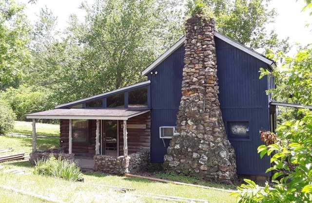 Ce lodge à la ferme spacieux et confortable possède une cheminée en pierre et peut accueillir de 9 à 10 personnes.