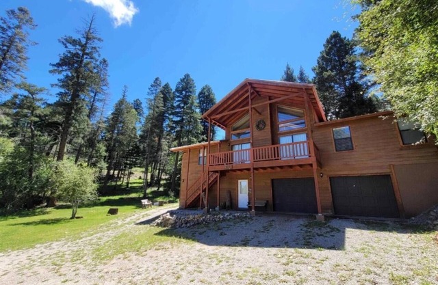 Spacious Cabin–Fire Pit, Forest Vibes, Skiing & Golf Nearby