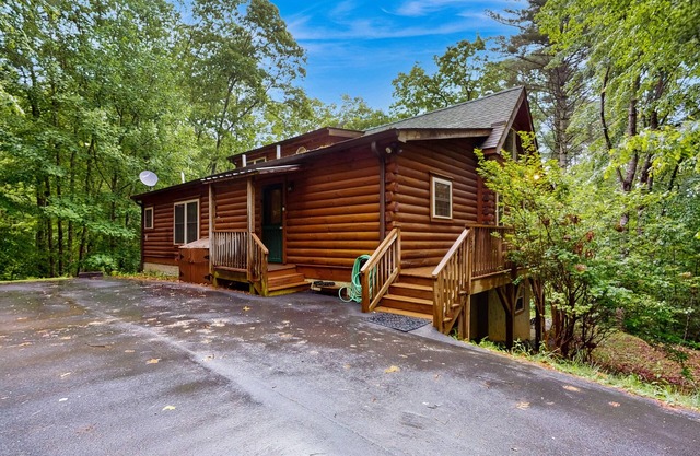 Spacious cabin near lake & boat ramp with firepit, foosball, bar, decks & WiFi