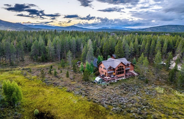 Mountain Getaway: Biking, GameRoom & Hot Tub Views