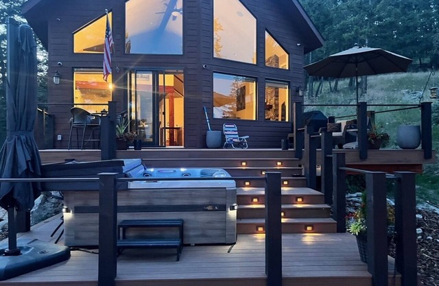Spacious Cabin Retreat with Lake Views & Hot Tub