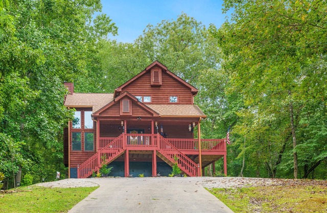 Spacious cabin w/ access to shared pool/tennis