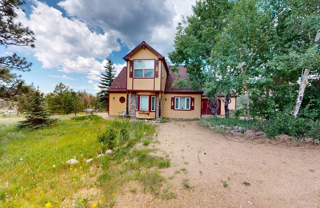 Spacious cabin with stunning views, wifi, fully stocked kitchen & W/D
