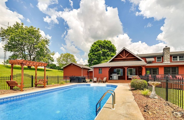 Spacious Campbellsville Cabin w/ Pool & Hot Tub!