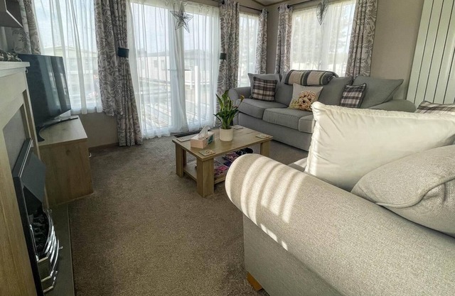 Spacious caravan with large decking area, perfect to enjoy the sun, ref 23058C