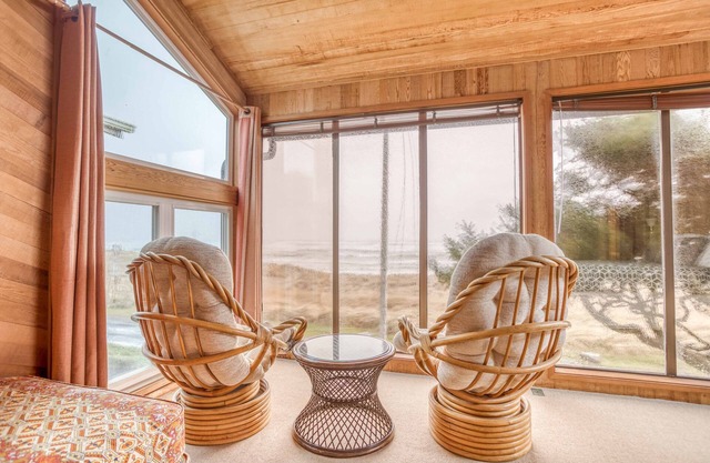 Spacious Casual Oceanfront with Direct Beach Access is Also Steps From Downtown!