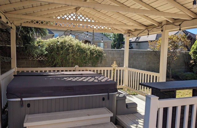 Spacious centrally located house in SLC w/game room and hot tub!