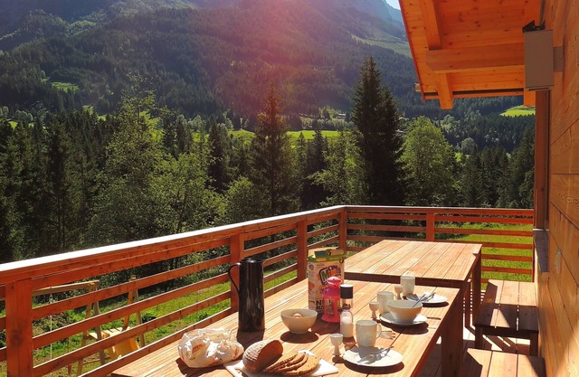 Chalet spacieux directement sur la piste de ski avec sauna privé et espace détente.
