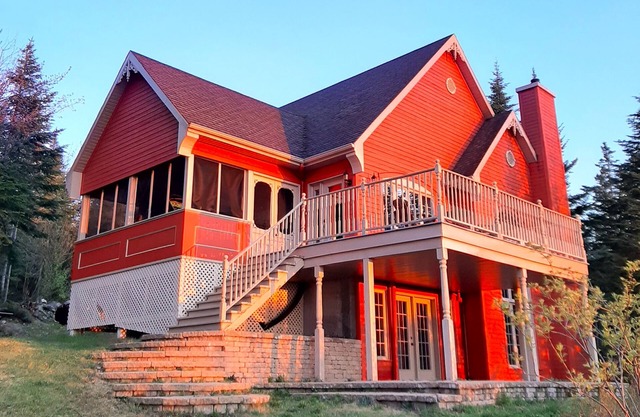 Au Havre de l'Anse (St-Irénée) grand chalet vue sur le fleuve, spa pour 2 à 8 p.