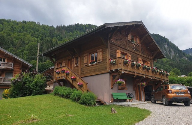 Chalet spacieux avec garage privé, animaux acceptés, terrasse et jardin, idéal pour familles !