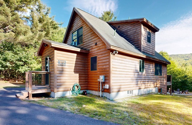 Spacious Chalet with Pool Room, Foosball, Hot Tub & Skiing at Mt. Abram