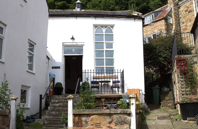 Conversion de chapelle spacieuse avec vue sur la mer dans un environnement sans circulation