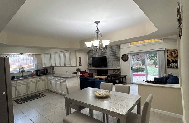 Spacious & Charming 3-bedroom house with WiFi, AC, Netflix