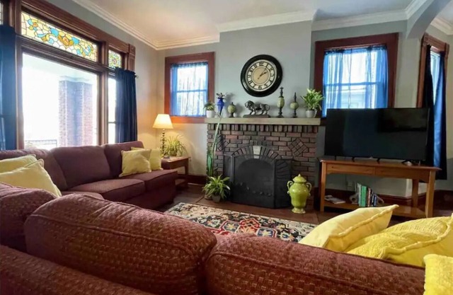 Charming~Spacious~1st Floor~2 Bedroom~DOWNTOWN~Porch