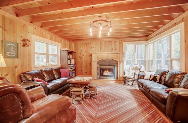 Large Modern Cabin Near Mount Lassen