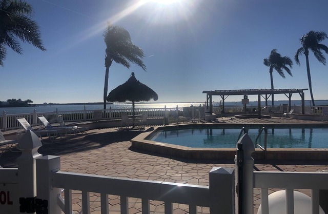 Spacious Clean Quiet 2 Bedroom Facing The Boca Ciega Bay