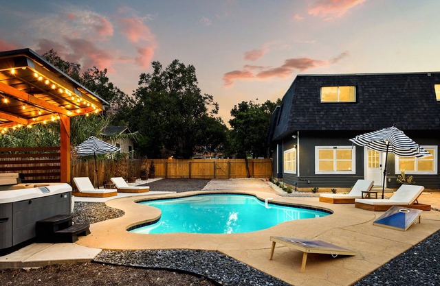 Spacious & Clean Retreat w/Pool, Hot Tub, Game Room & 8 Smart TVs.
