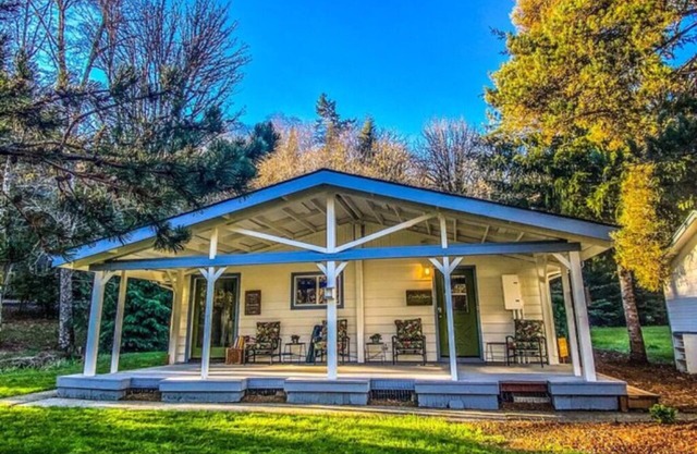 Spacious Colorful Family Friendly Cottage w/ Two Kitchens - Unique Northwest Vacation Rentals