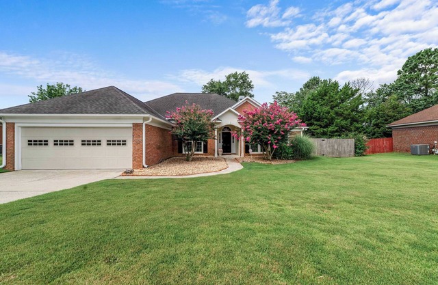 Spacious Columbus 4BR house w/ Deck Near Ft Moore