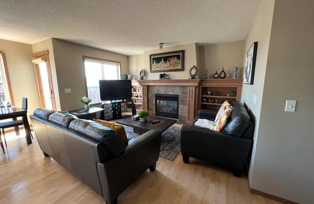 Spacious, comfortable, air-conditioned. Near Airport.