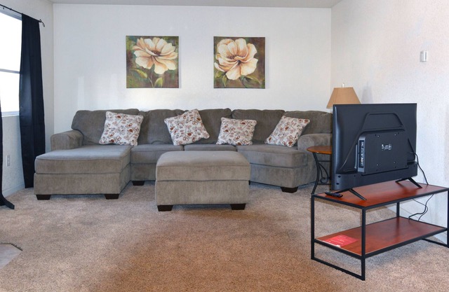 Spacious Condo 5 minutes from Downtown!