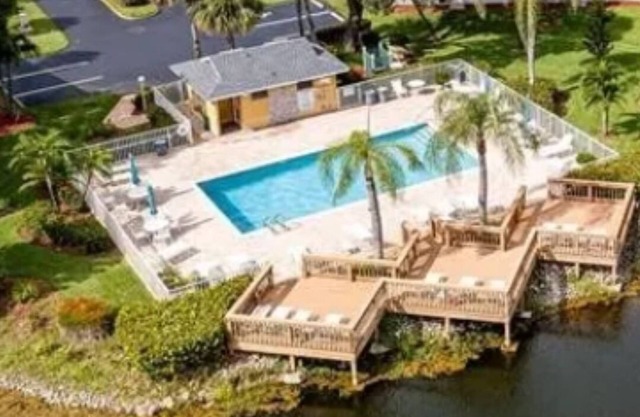 Spacious condo in North Naples. 9 min drive to the beautiful beach-pool onsite