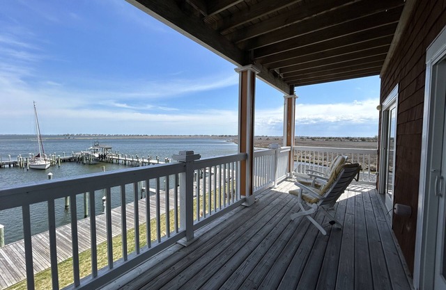 Spacious Condo on the Water!