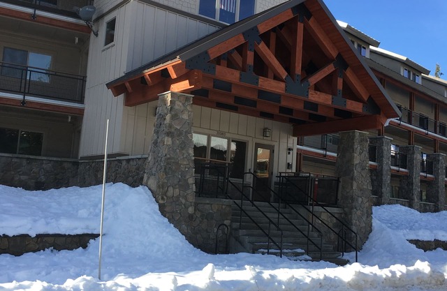 Spacious Condo Getaway, Steps from Ski Slopes, Town and Entertainment
