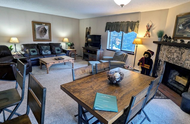 Condo spacieux avec WiFi gratuit, parking, piscine chauffée, bains à remous, navette pour les skieurs,