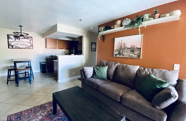 Spacious condo w/ pool 5 min to strip