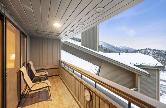 Spacious Condo with Mountain Views - 2 min from ski lifts!