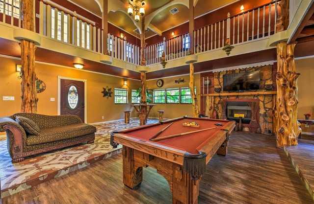 NOUVEAU! Spacieux Conroe Home w / baby-foot et table de billard!