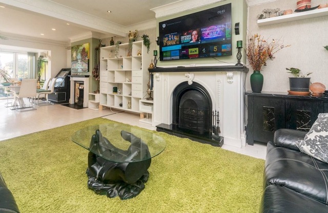 Spacious Cosy Home Minutes From Central London Pass the Keys