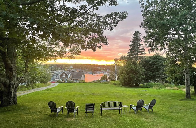 Cottage spacieux surplombant Bass Harbor avec pelouse
