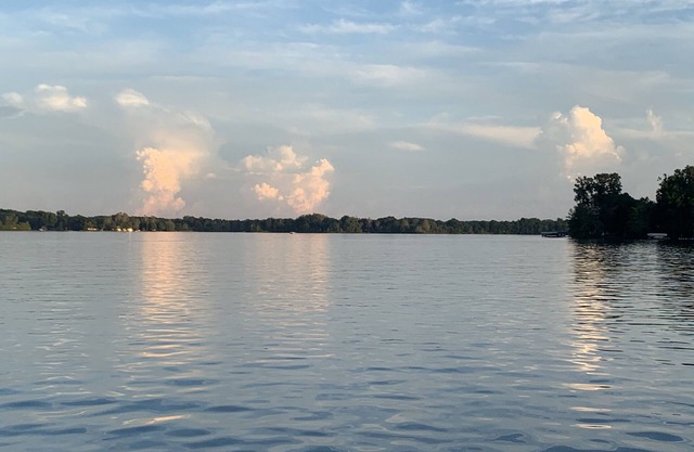 Spacious cottage, relaxing view, on channel frontage all sports / fishing lakes.