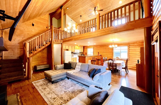 Spacious & cozy 4 bedroom cabin w/ mountain views
