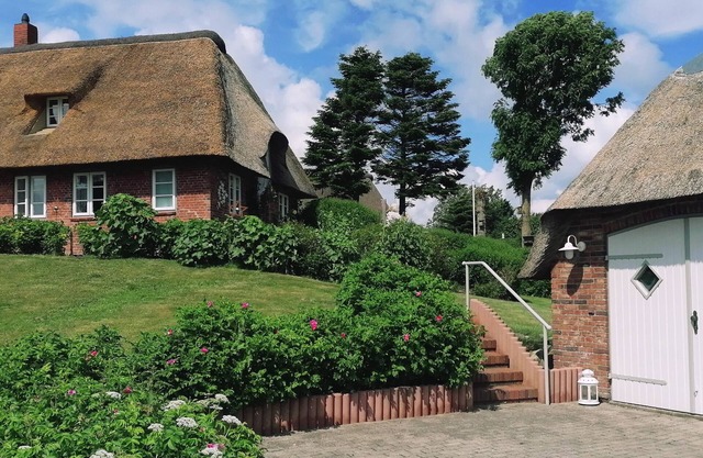 Maison frisonne au toit de chaume dans calme Warftlage au bord de la mer du Nord