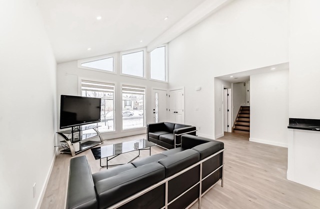 Spacious & Cozy Home w/ Modern Amenities in a Quiet Neighbourhood