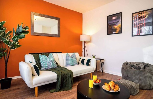 Spacious & Cozy Manchester Stay – Great for Business & Family Trips with Parking