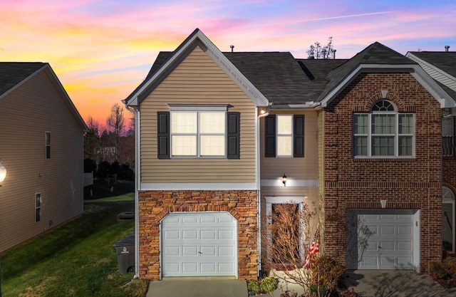 Spacious & cozy townhome in Winston Salem!