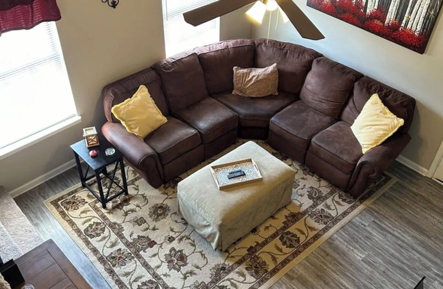Spacious & Cozy Townhome with yard. Minutes away from restaurants and shopping