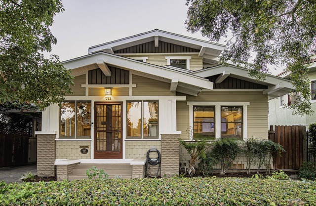 Spacious Craftsman House in Downtown LB - 5 car parking - Ideal for large groups