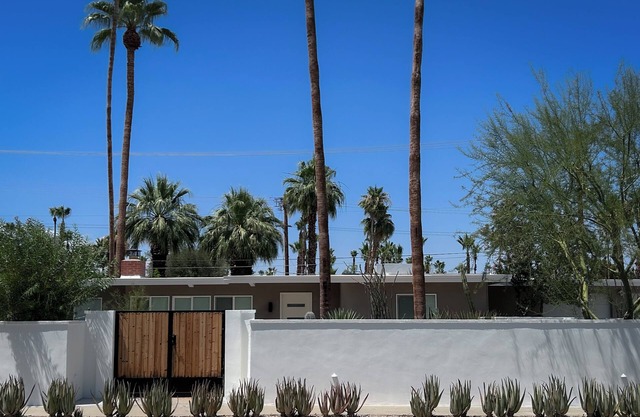 Desert Oasis Mid Century Home - 2 chambres spacieuses et 2 salles de bain à quelques minutes du centre-ville!