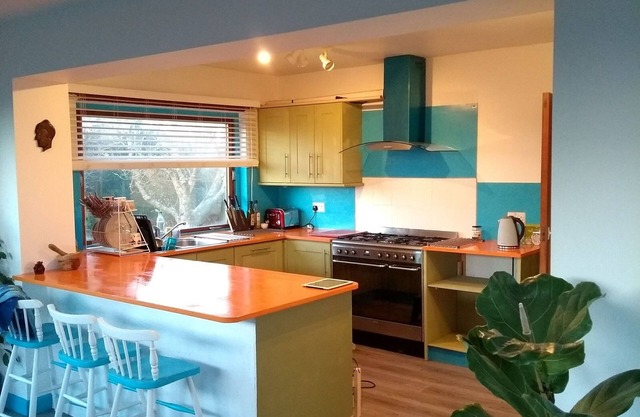 Maison individuelle spacieuse, jardin de bonne taille, allée privée située à Bude.