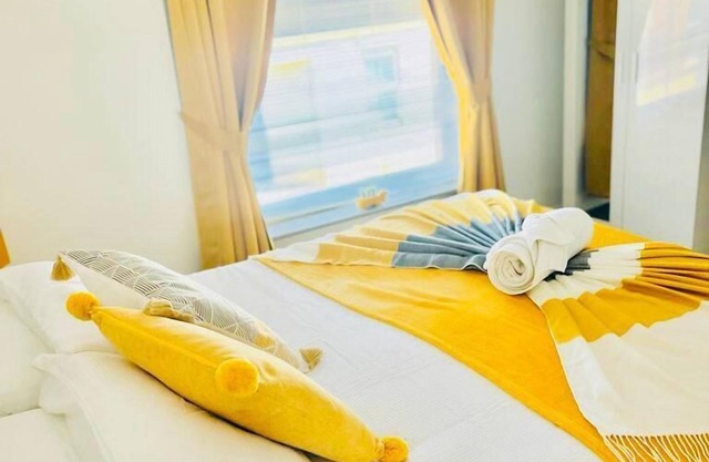 Spacious double room shared bathroom