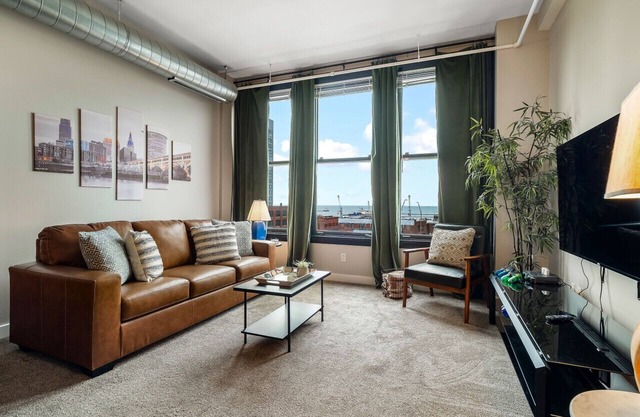 Spacious Downtown Cleveland Apt with Lake Views