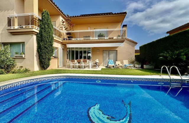 Maison de rêve avec piscine et jardin pour toute la famille.