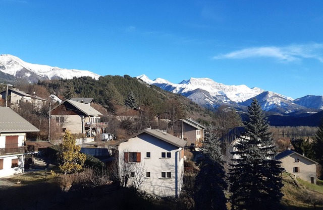 Appartement duplex spacieux avec vue sur montagnes, proche des commerces